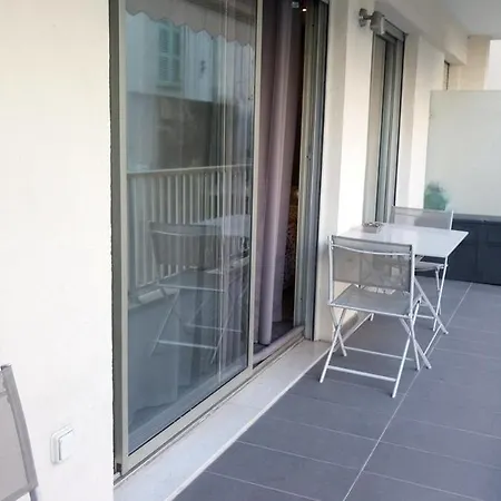 Elegant F2 With Comforts In Center Of