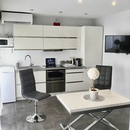 Elegant F2 With Comforts In Center Of Cannes